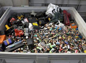 ضایعات باتری 300x219 تاثیرات و خطرات باتری برای محیط زیست