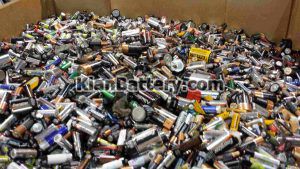 پسماند باتری 300x169 تاثیرات و خطرات باتری برای محیط زیست