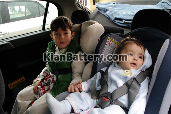  نشستن کودک در صندلی ماشین