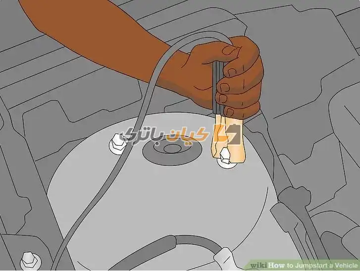 آخرین گیره مشکی را روی یک تکه فلز رنگ نشده روی وسیله نقلیه خود به کابل منفی متصل کنید.