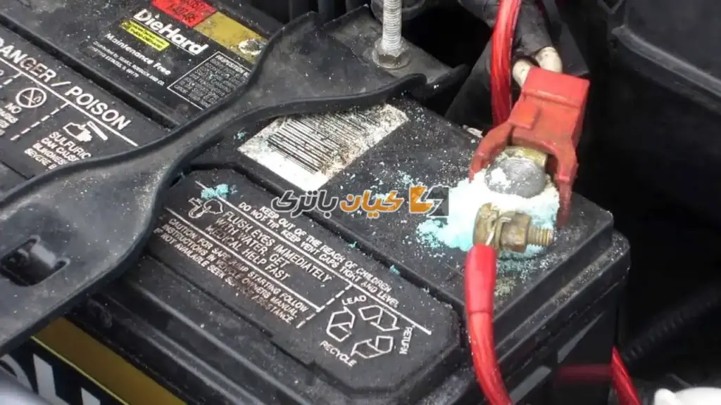 سفیدک ها و کثیفی هایی که روی باتری ایجاد شده را تمیز کنید